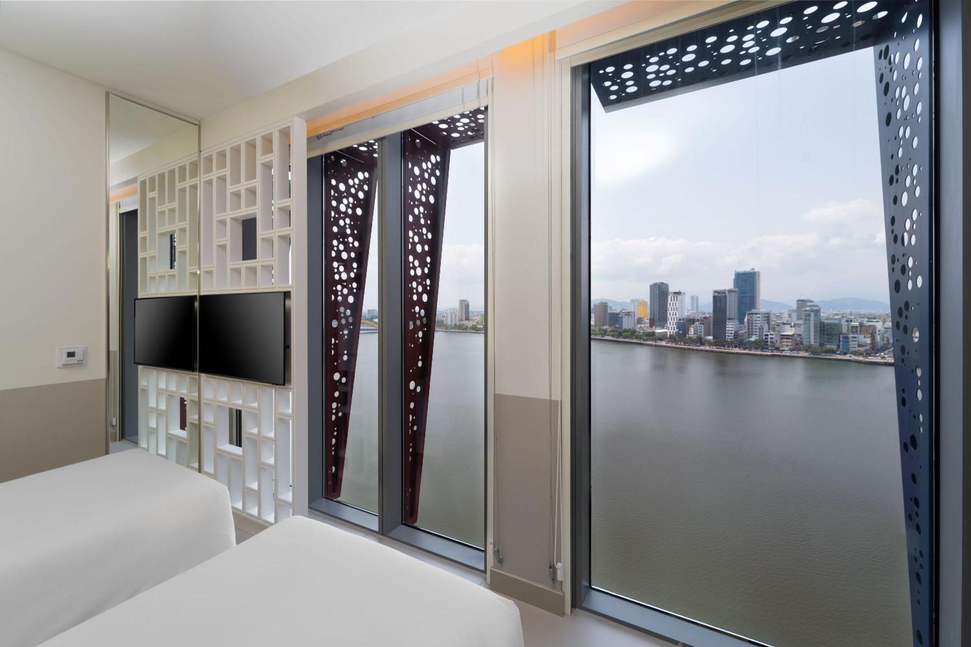 Wink Icon Hotel Danang Riverside - Luxury Suites - 24Hrs Stay & Rooftop Pool Bar חדר תמונה