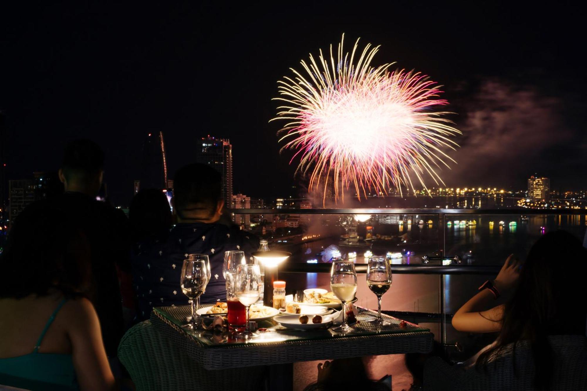 Wink Icon Hotel Danang Riverside - Luxury Suites - 24Hrs Stay & Rooftop Pool Bar מראה חיצוני תמונה